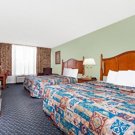 Days Inn & Suites By Wyndham Se Columbia Ft Jackson Екстер'єр фото