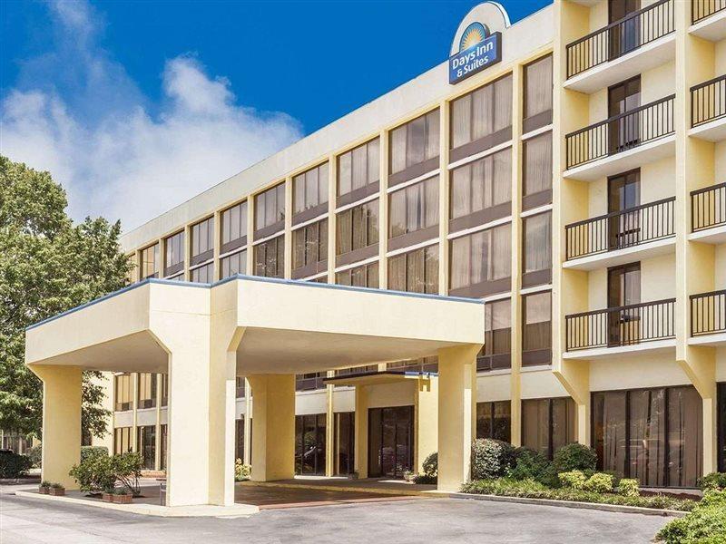 Days Inn & Suites By Wyndham Se Columbia Ft Jackson Екстер'єр фото