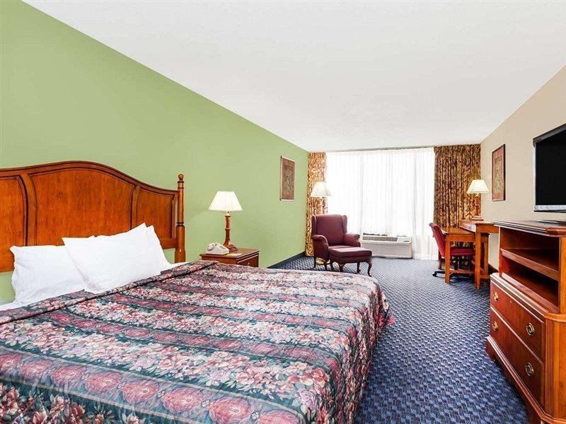 Days Inn & Suites By Wyndham Se Columbia Ft Jackson Екстер'єр фото