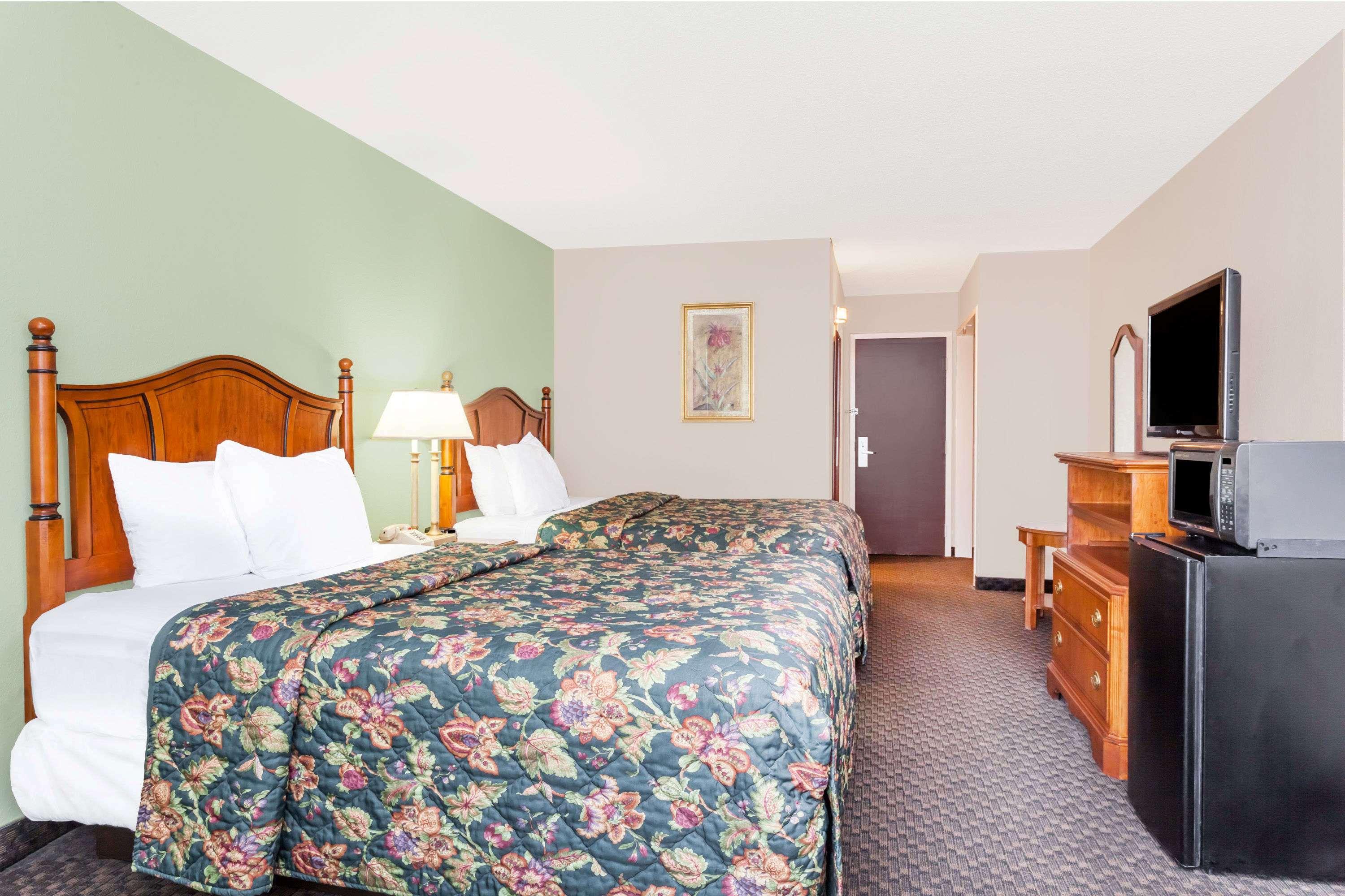 Days Inn & Suites By Wyndham Se Columbia Ft Jackson Екстер'єр фото