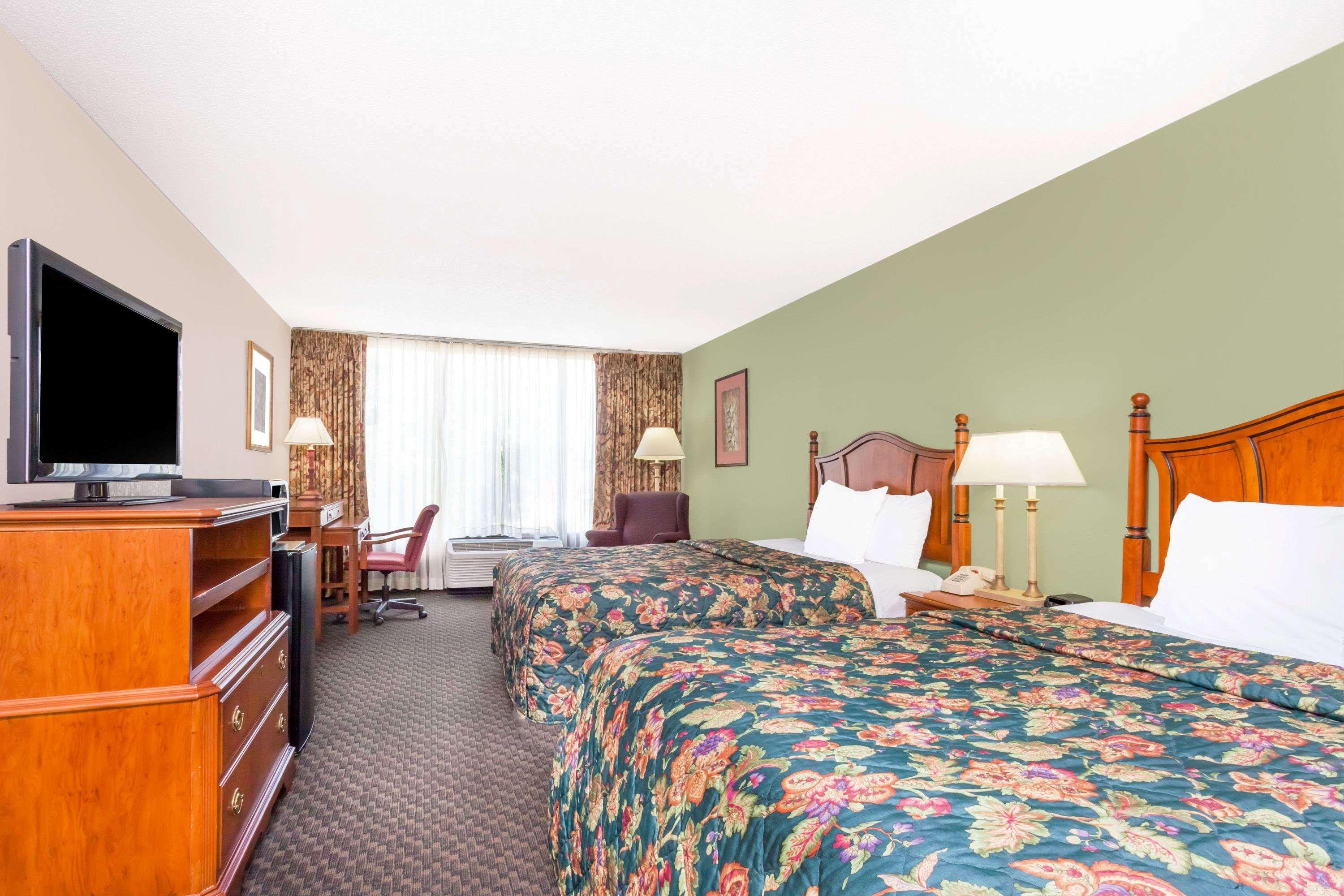 Days Inn & Suites By Wyndham Se Columbia Ft Jackson Екстер'єр фото