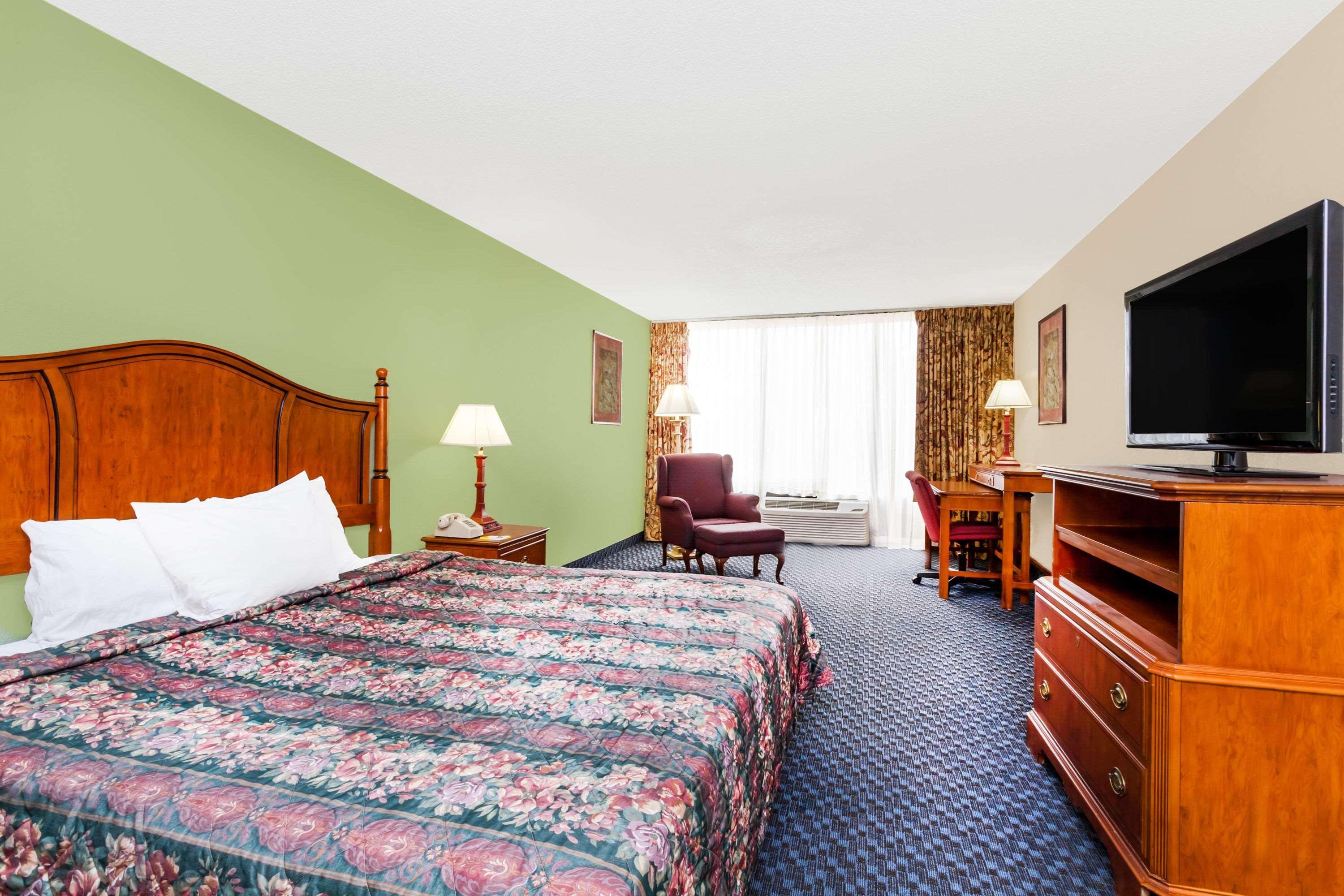 Days Inn & Suites By Wyndham Se Columbia Ft Jackson Екстер'єр фото