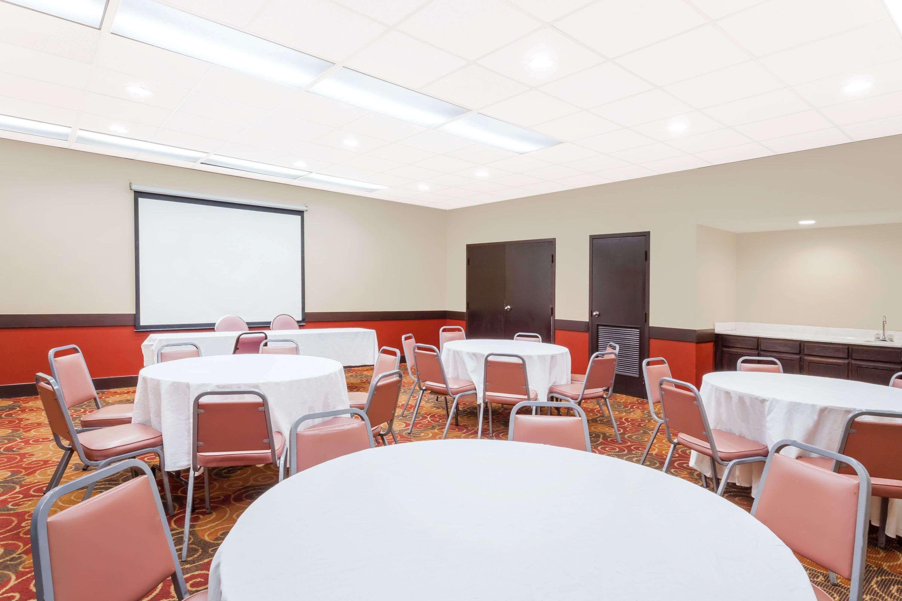 Days Inn & Suites By Wyndham Se Columbia Ft Jackson Екстер'єр фото