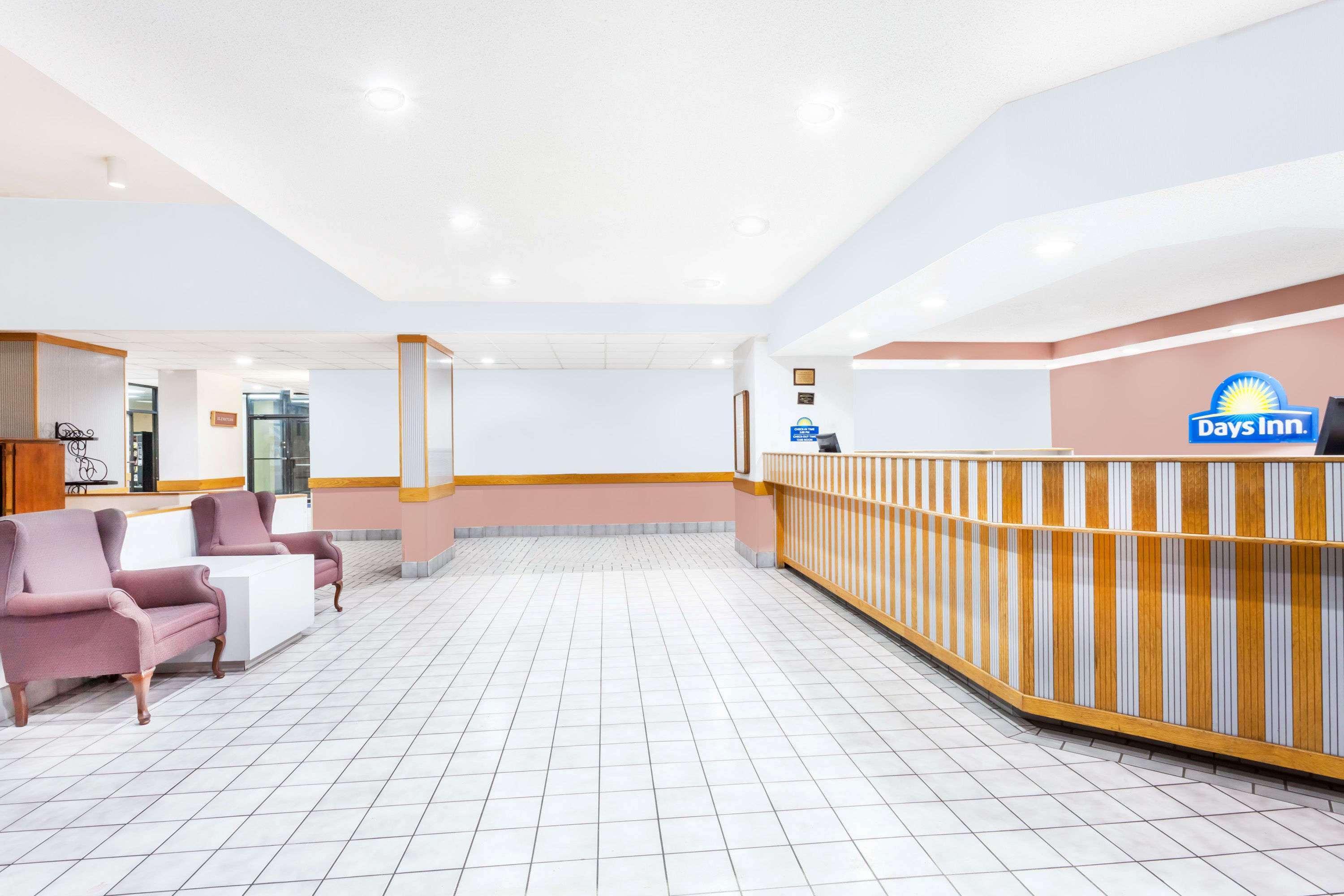 Days Inn & Suites By Wyndham Se Columbia Ft Jackson Екстер'єр фото