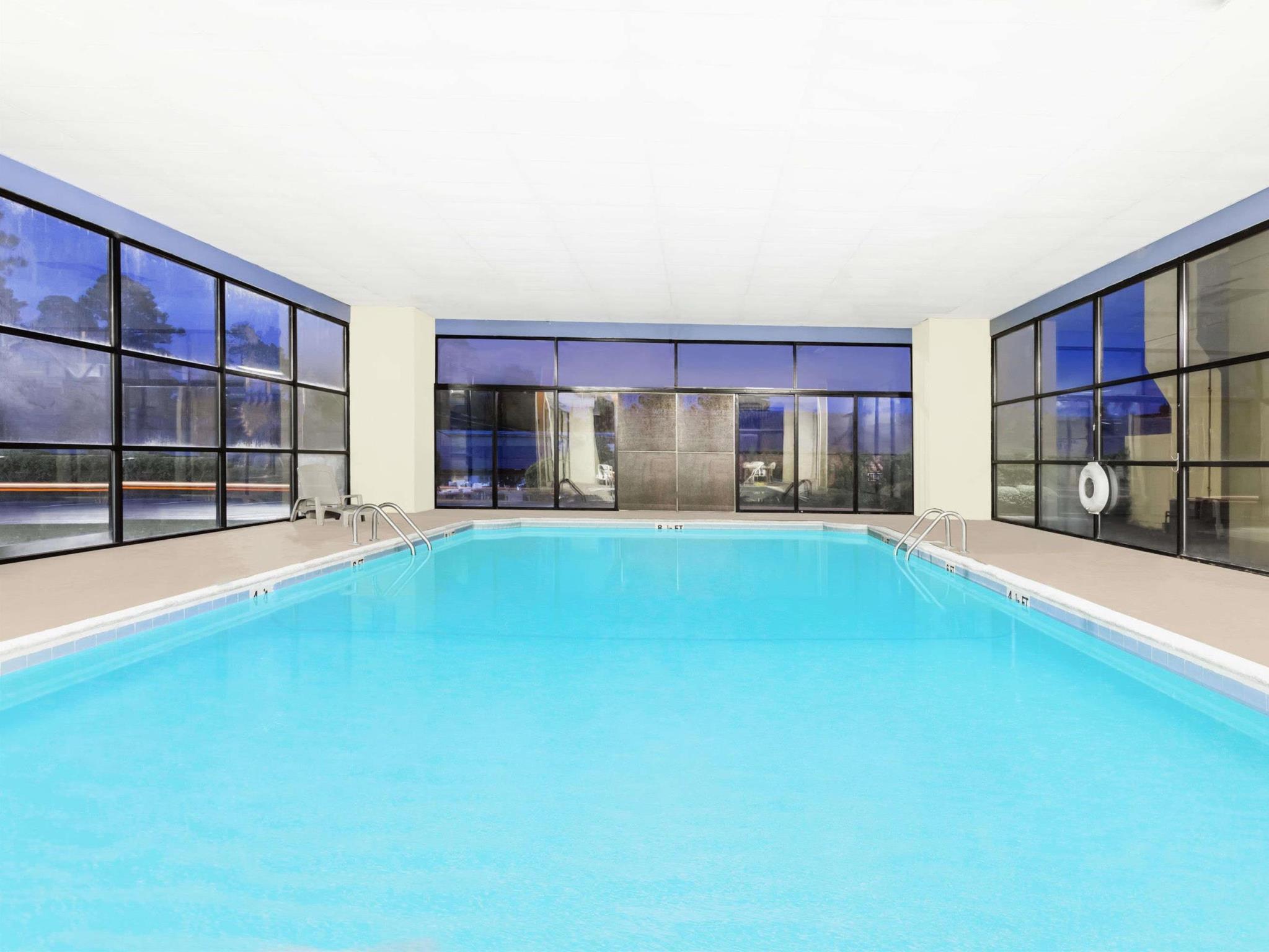 Days Inn & Suites By Wyndham Se Columbia Ft Jackson Екстер'єр фото