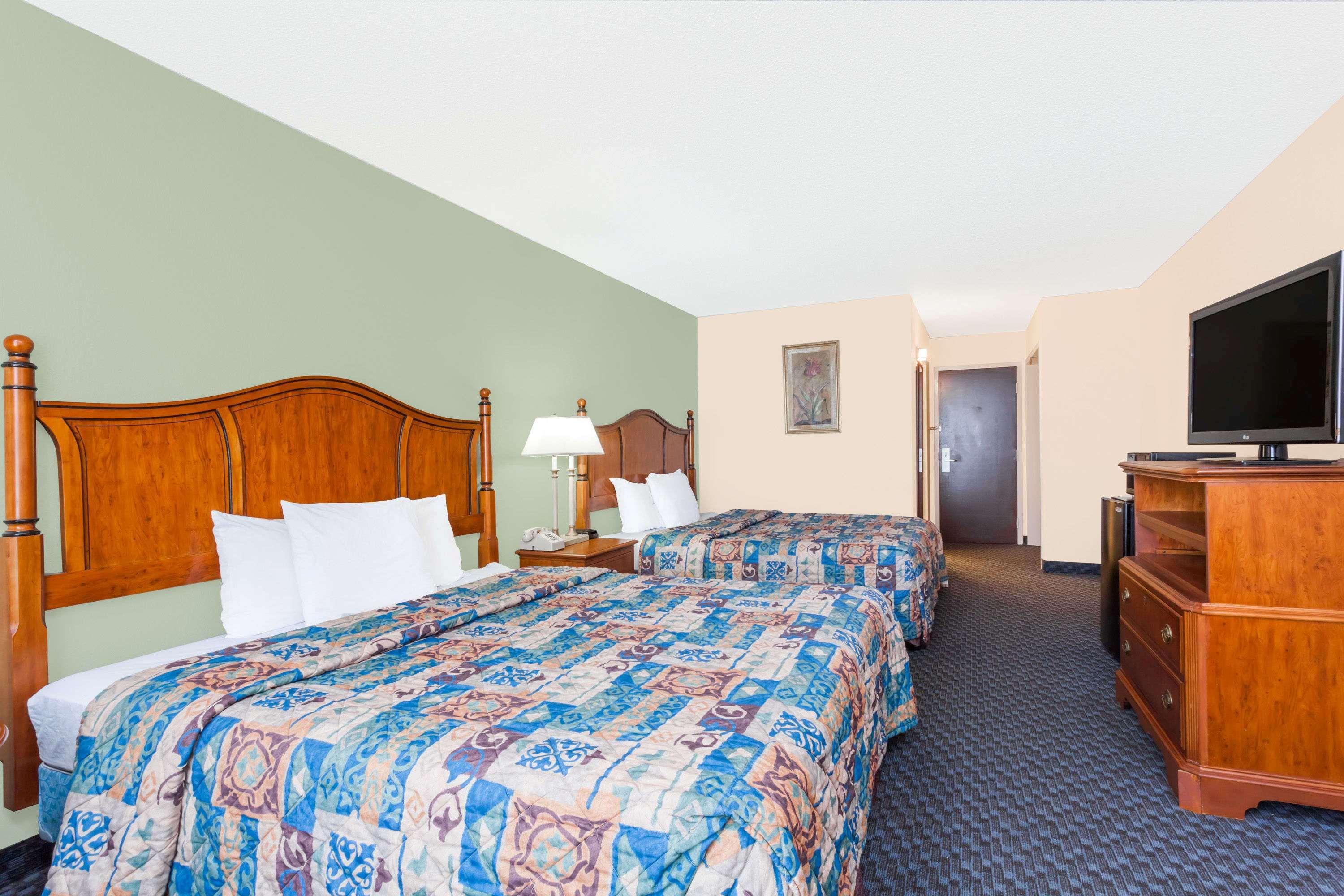 Days Inn & Suites By Wyndham Se Columbia Ft Jackson Екстер'єр фото