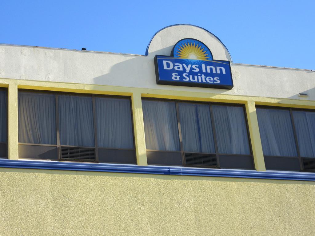Days Inn & Suites By Wyndham Se Columbia Ft Jackson Екстер'єр фото