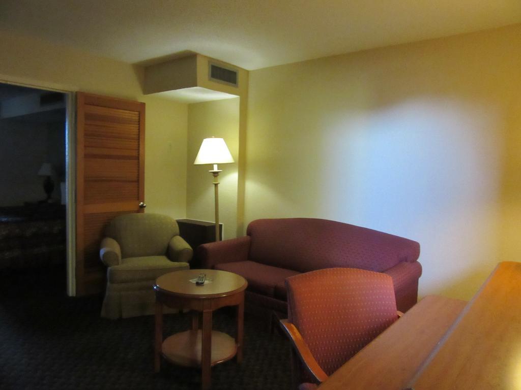 Days Inn & Suites By Wyndham Se Columbia Ft Jackson Екстер'єр фото