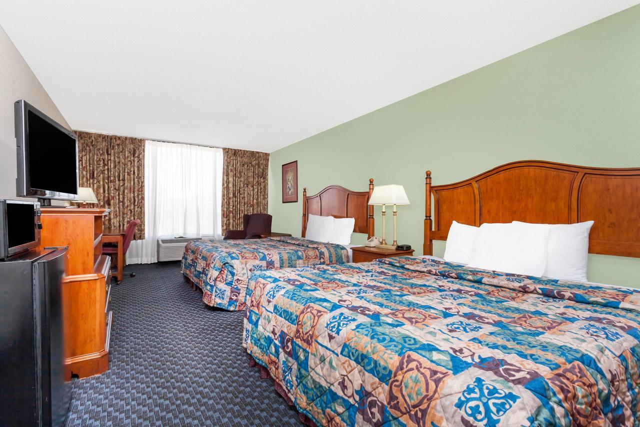 Days Inn & Suites By Wyndham Se Columbia Ft Jackson Екстер'єр фото
