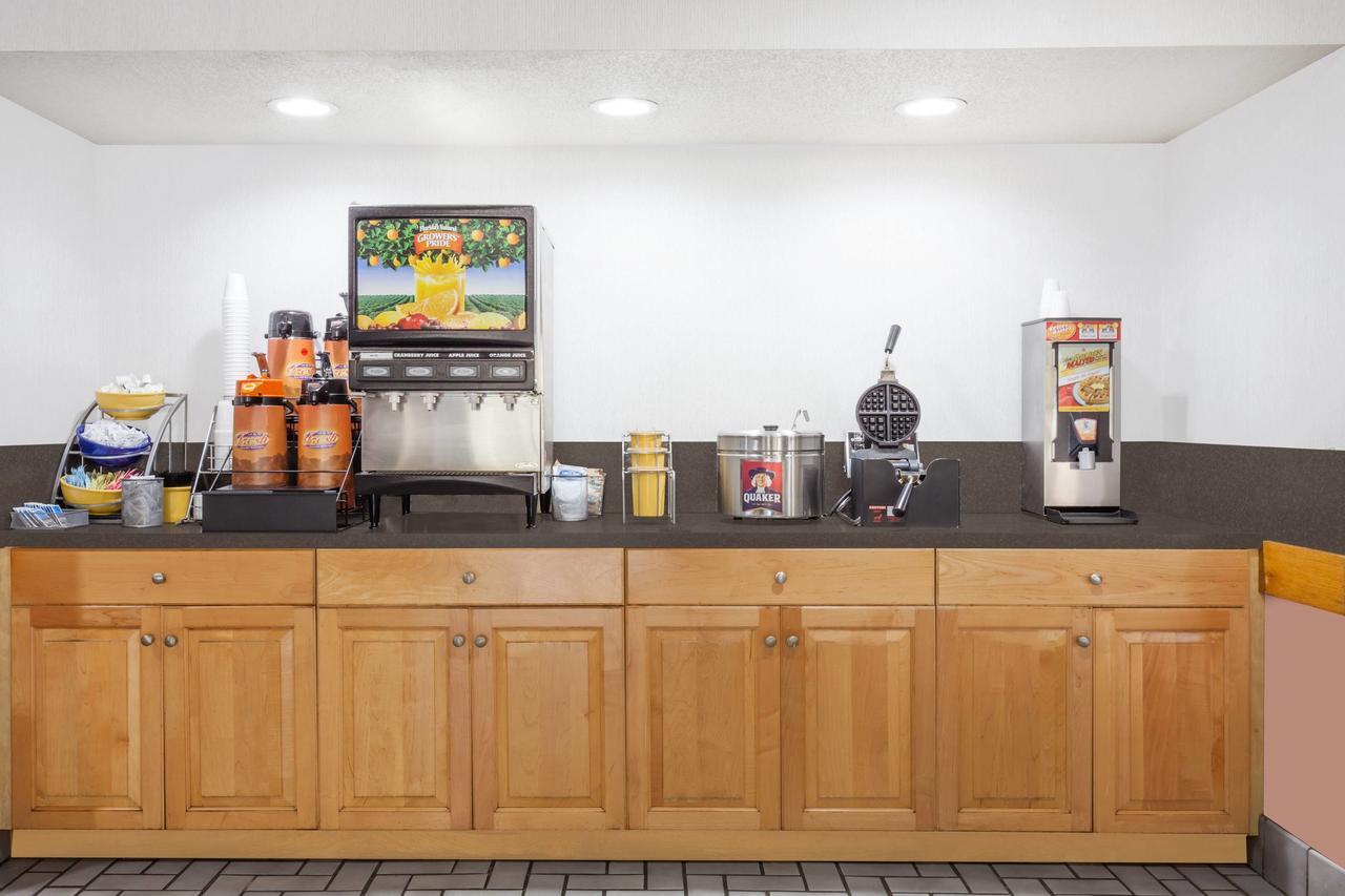 Days Inn & Suites By Wyndham Se Columbia Ft Jackson Екстер'єр фото